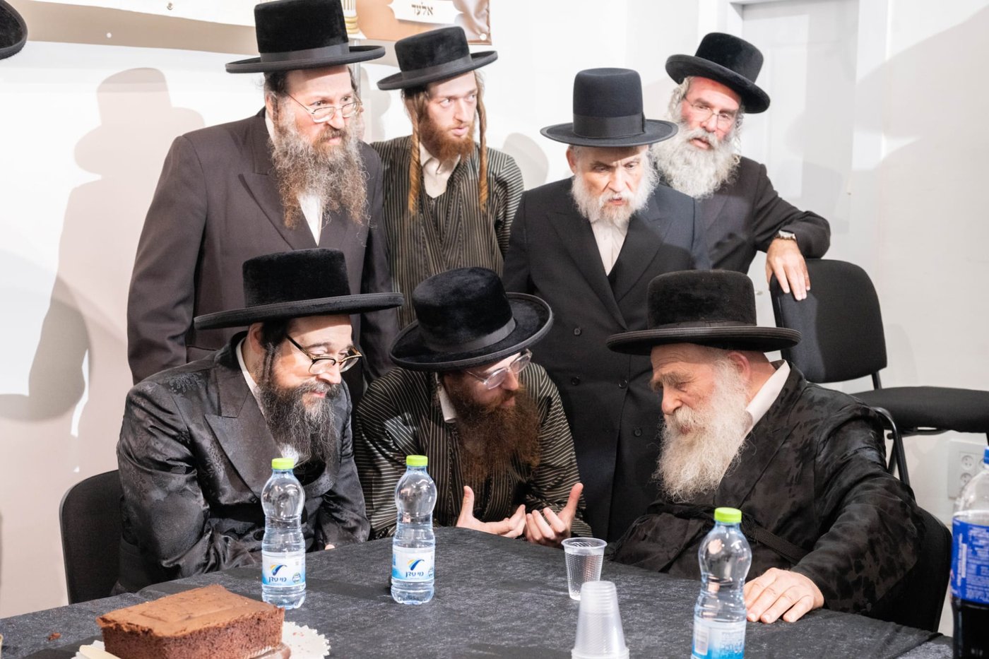 קביעת מזוזות במשרדים של הרב שמעון שישא