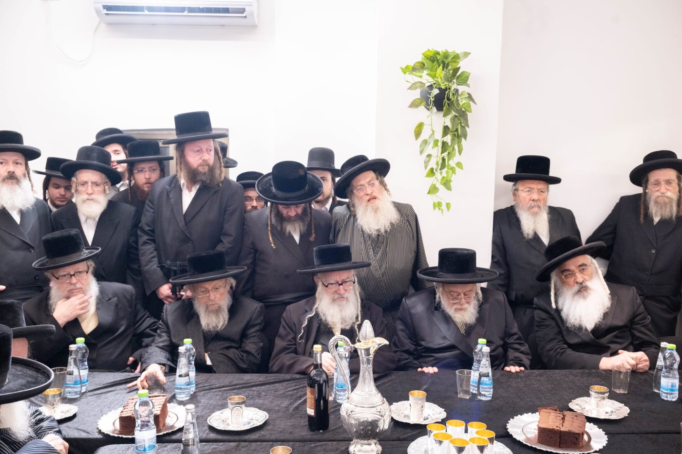 קביעת מזוזות במשרדים של הרב שמעון שישא