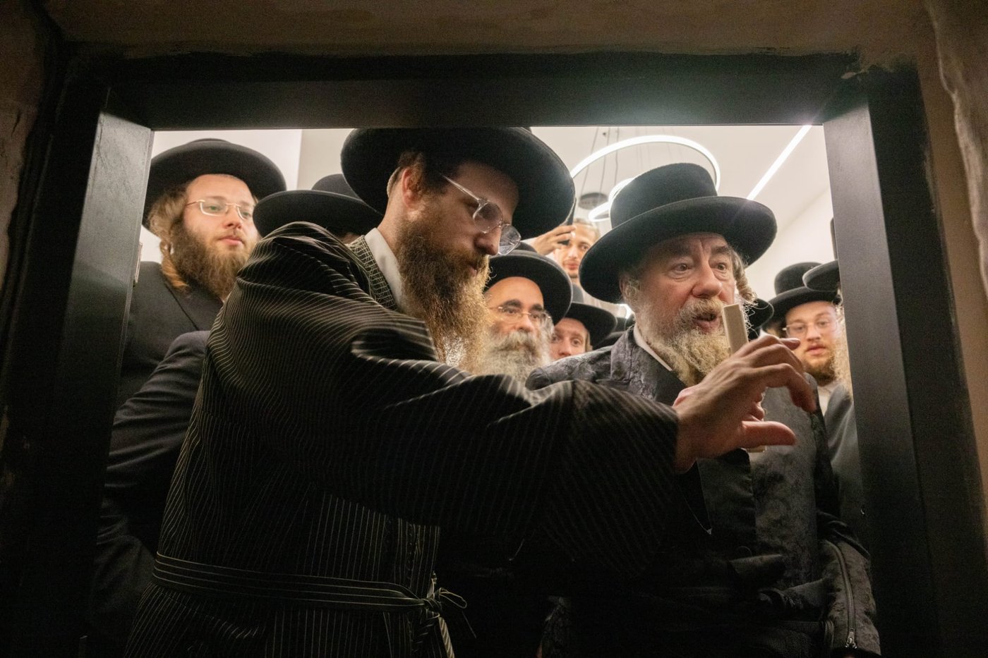 קביעת מזוזות במשרדים של הרב שמעון שישא