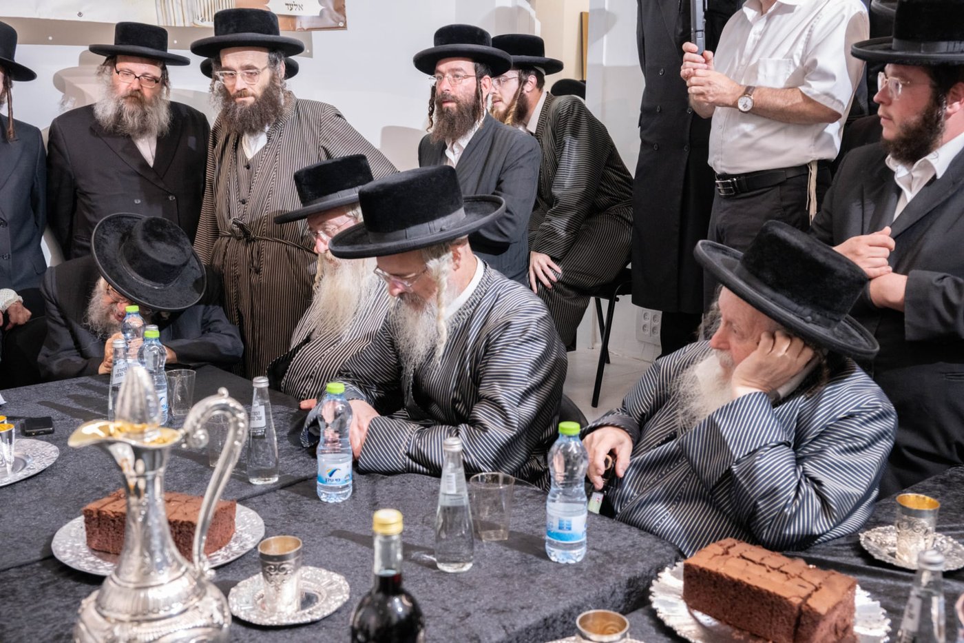 קביעת מזוזות במשרדים של הרב שמעון שישא