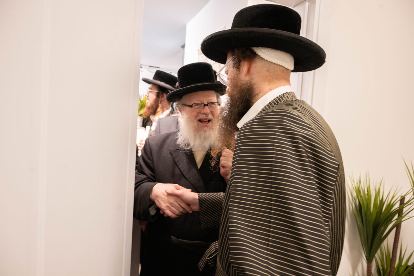 קביעת מזוזות במשרדים של הרב שמעון שישא