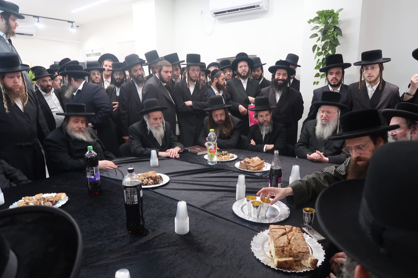 קביעת מזוזות במשרדים של הרב שמעון שישא