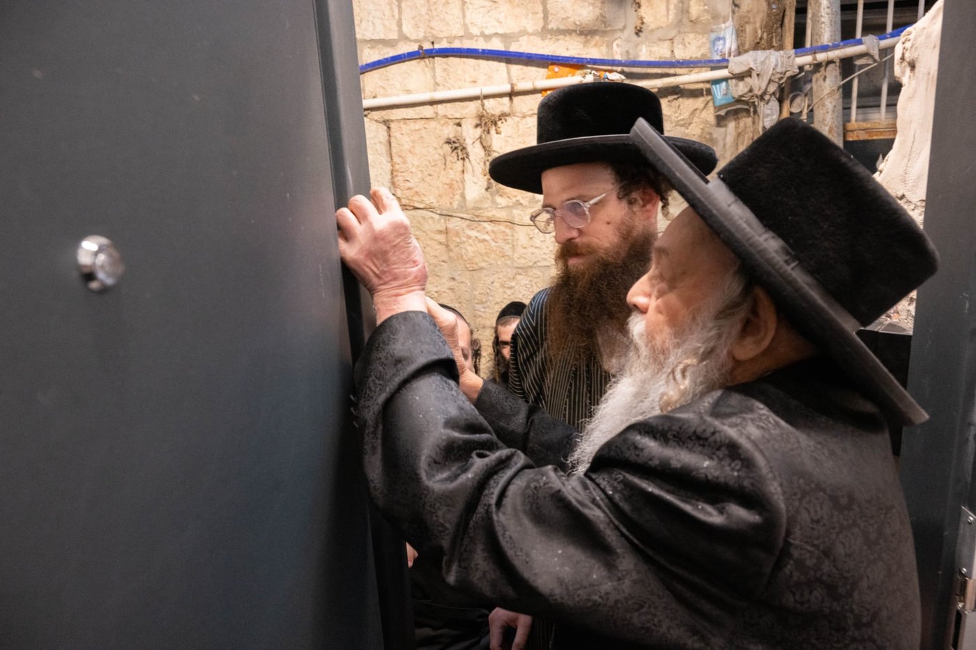 קביעת מזוזות במשרדים של הרב שמעון שישא