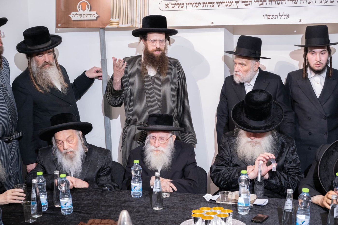 קביעת מזוזות במשרדים של הרב שמעון שישא