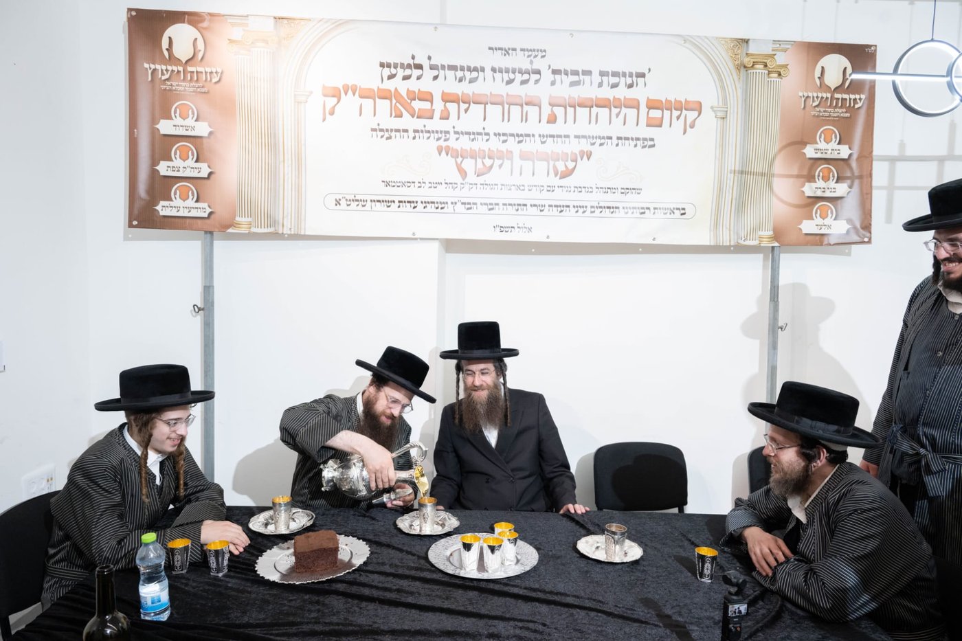 קביעת מזוזות במשרדים של הרב שמעון שישא