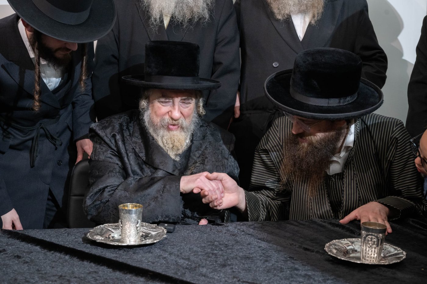 קביעת מזוזות במשרדים של הרב שמעון שישא