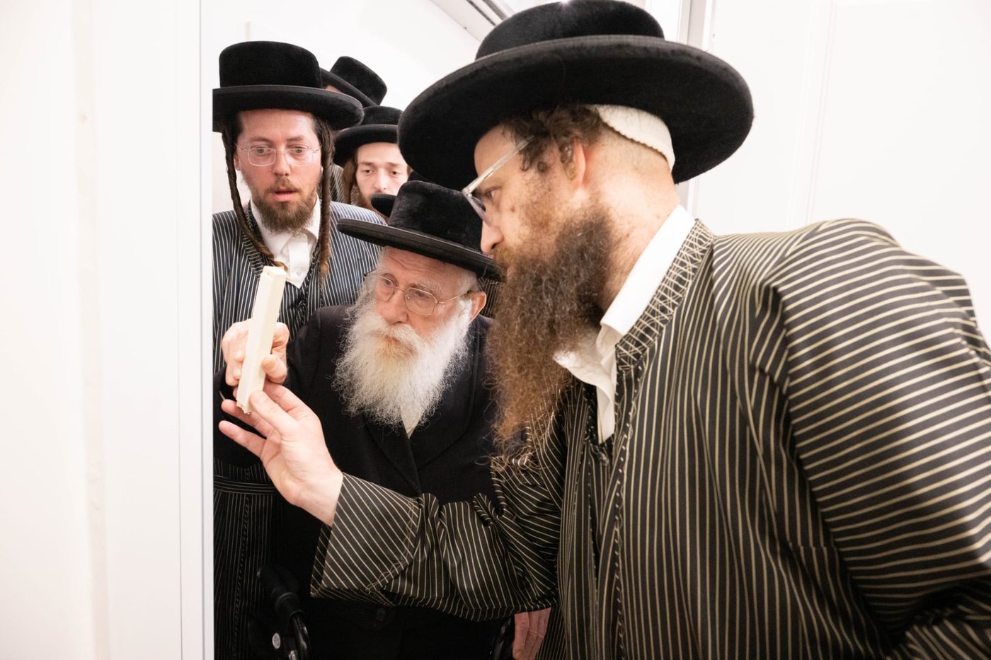 קביעת מזוזות במשרדים של הרב שמעון שישא