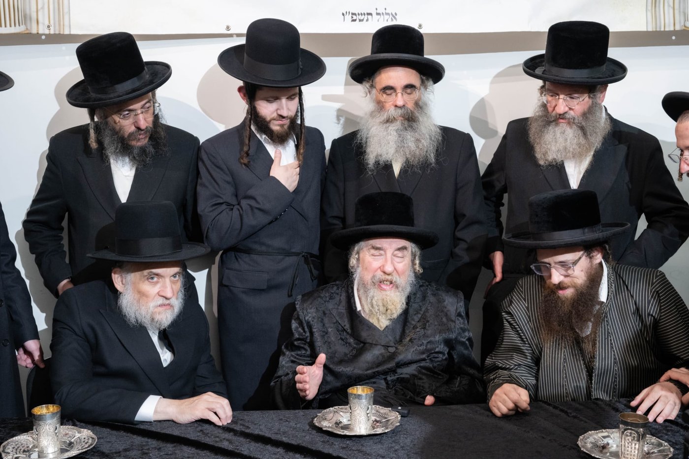 קביעת מזוזות במשרדים של הרב שמעון שישא