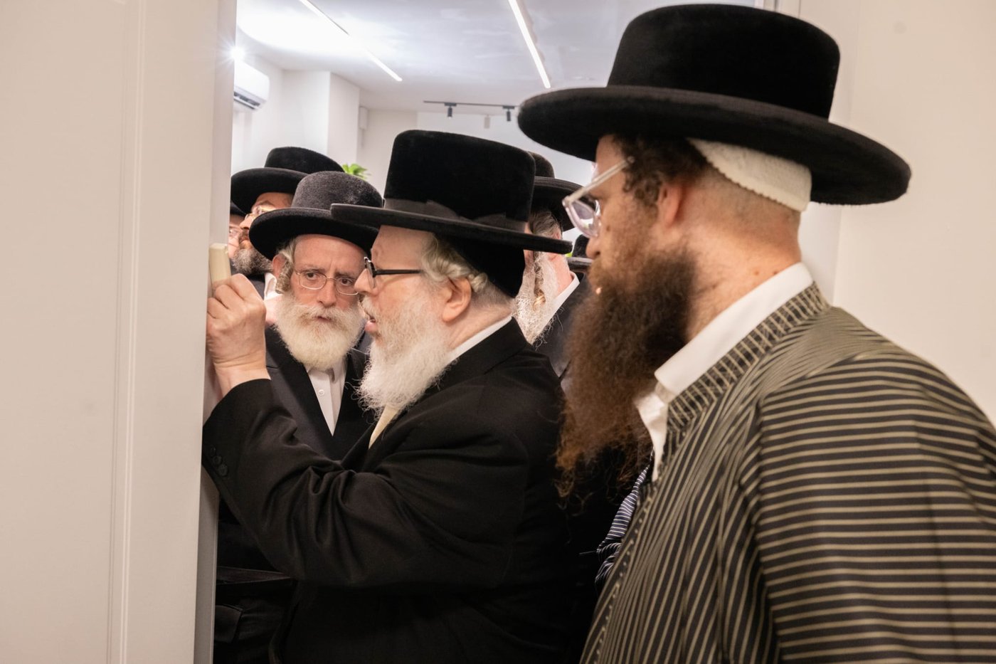 קביעת מזוזות במשרדים של הרב שמעון שישא