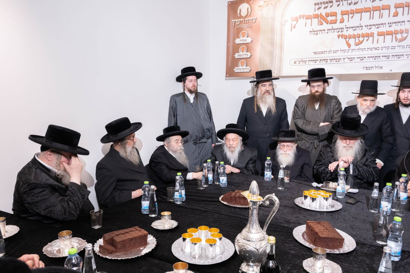 קביעת מזוזות במשרדים של הרב שמעון שישא