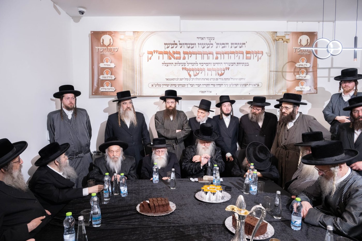 קביעת מזוזות במשרדים של הרב שמעון שישא