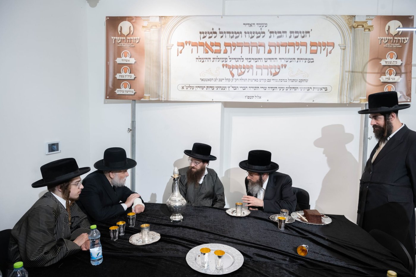 קביעת מזוזות במשרדים של הרב שמעון שישא