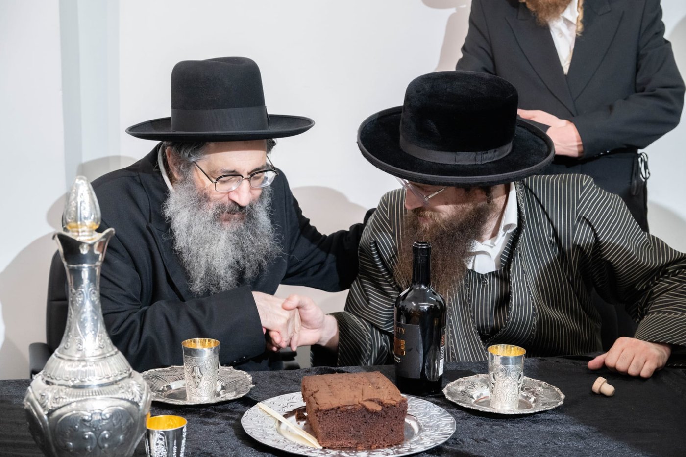 קביעת מזוזות במשרדים של הרב שמעון שישא