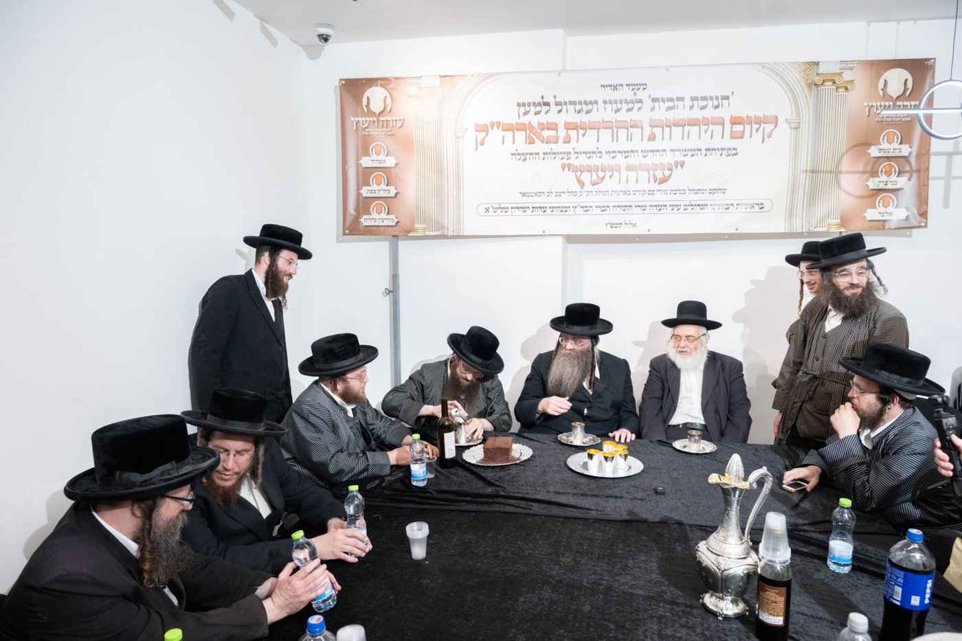 קביעת מזוזות במשרדים של הרב שמעון שישא