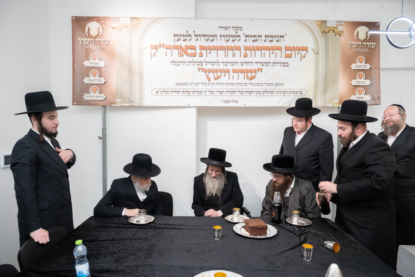 קביעת מזוזות במשרדים של הרב שמעון שישא