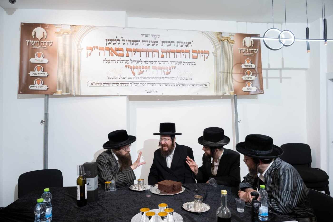 קביעת מזוזות במשרדים של הרב שמעון שישא