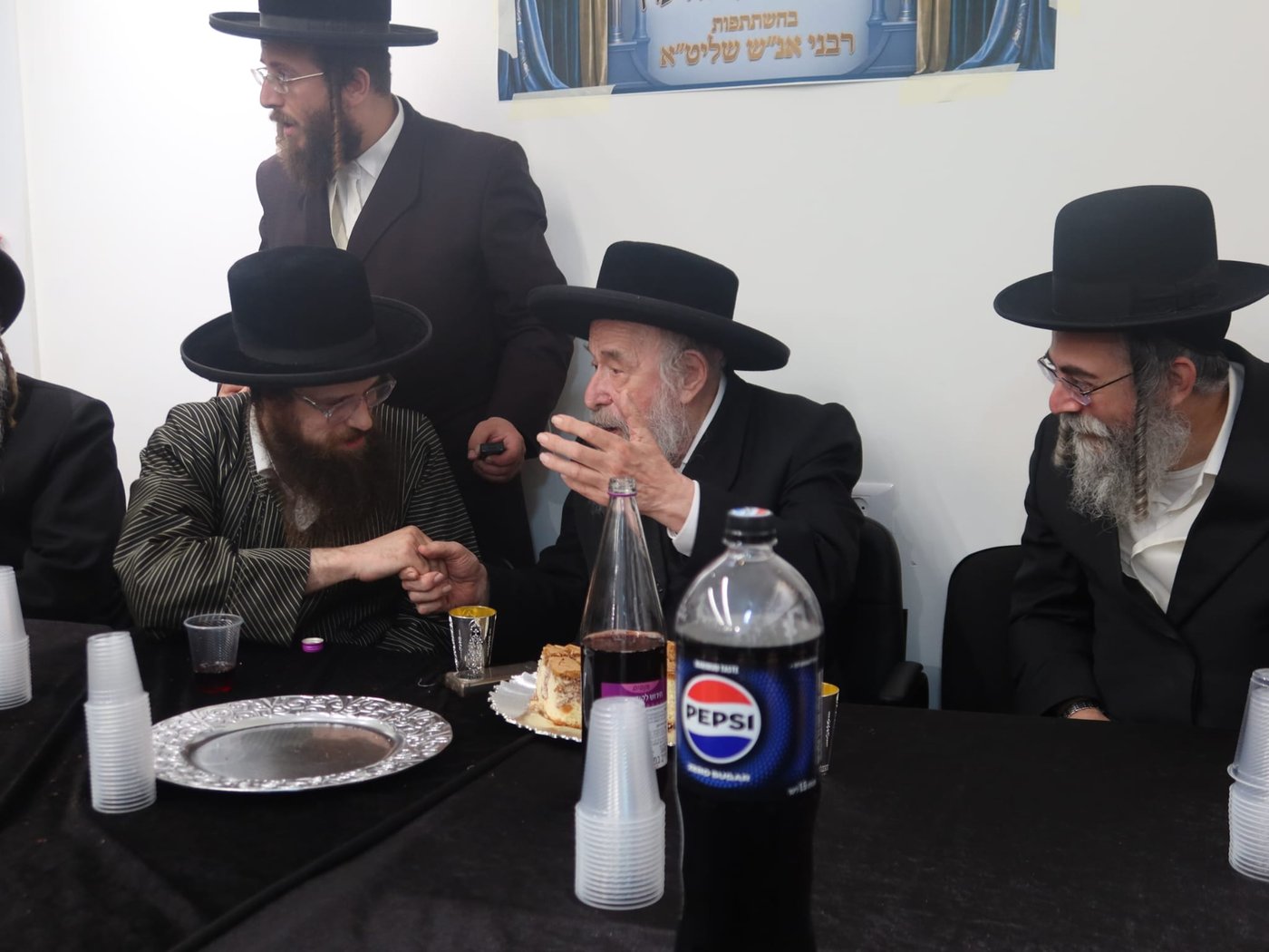 קביעת מזוזות במשרדים של הרב שמעון שישא