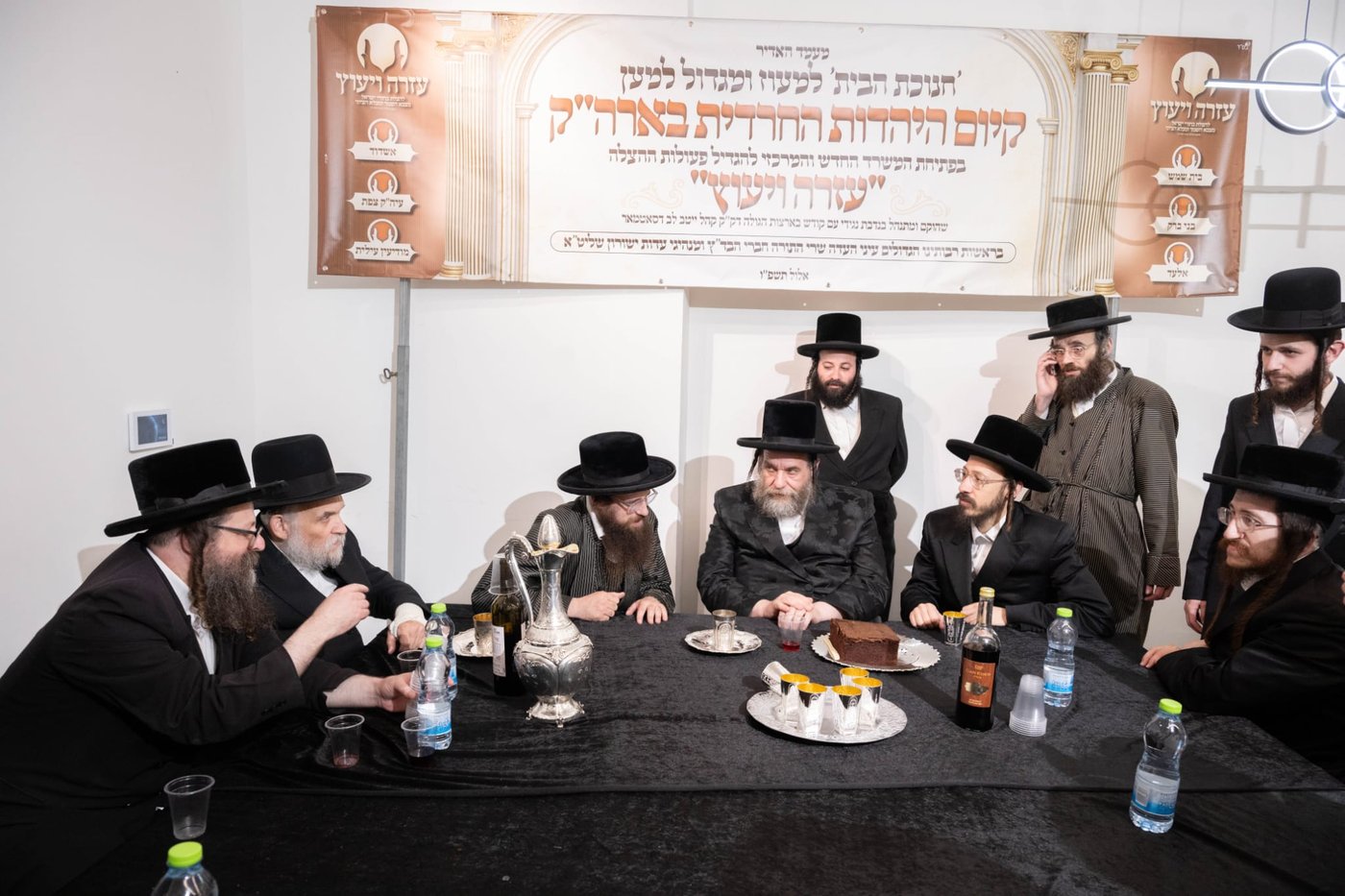 קביעת מזוזות במשרדים של הרב שמעון שישא