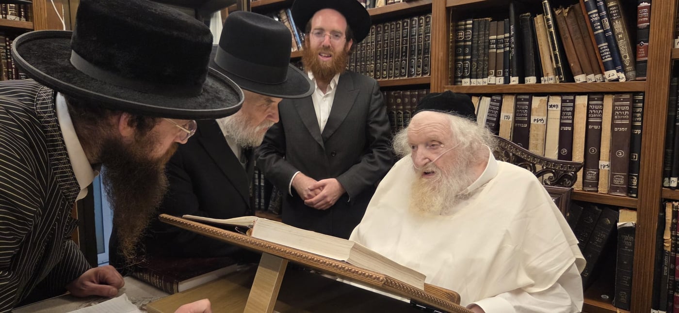 קביעת מזוזות במשרדים של הרב שמעון שישא