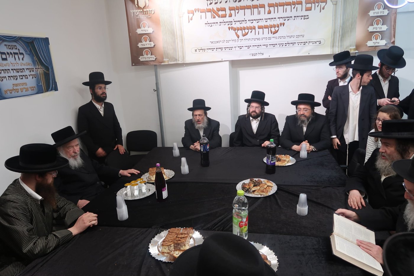 קביעת מזוזות במשרדים של הרב שמעון שישא