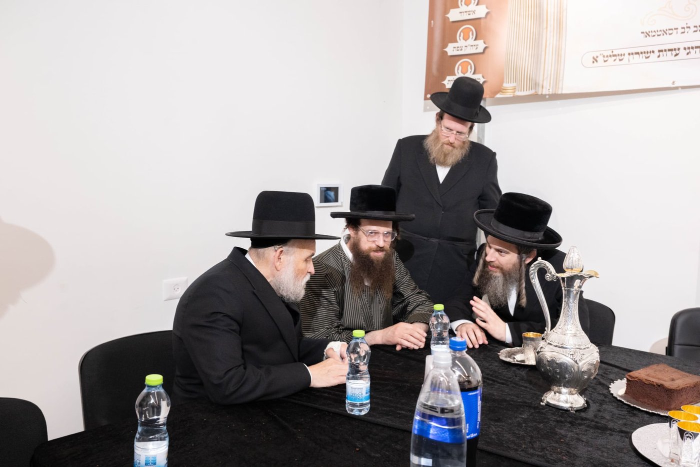 קביעת מזוזות במשרדים של הרב שמעון שישא