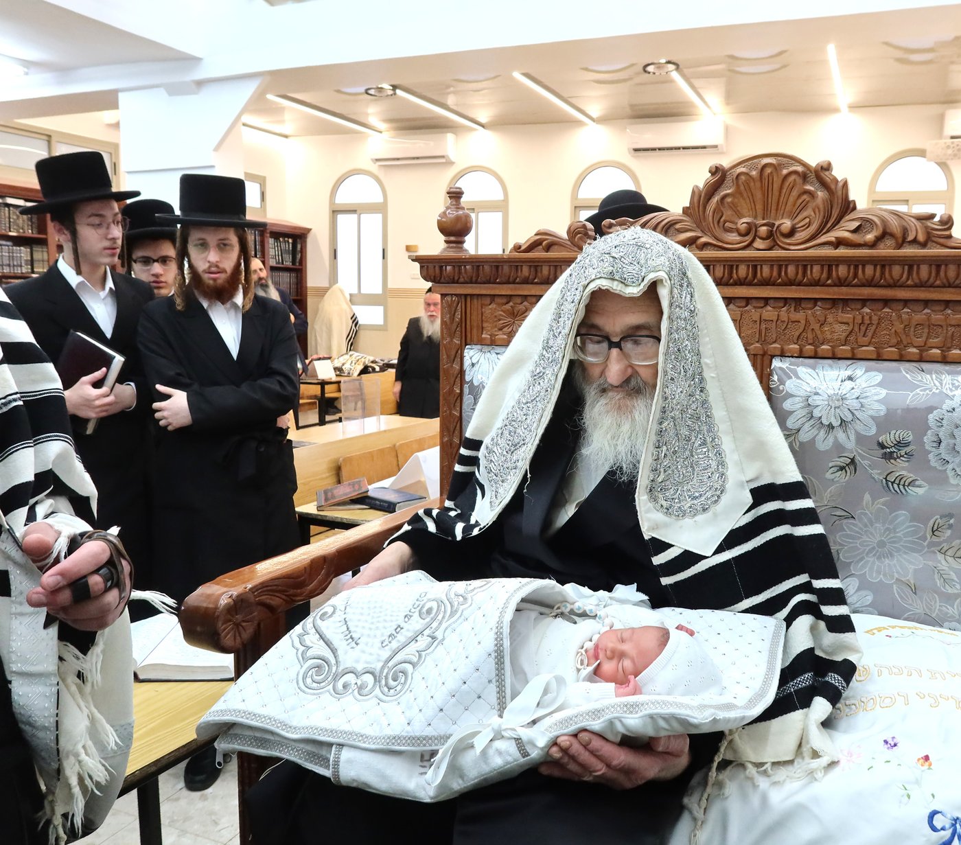שמחת הברית בחצרות טשארנאביל - מאור חיים