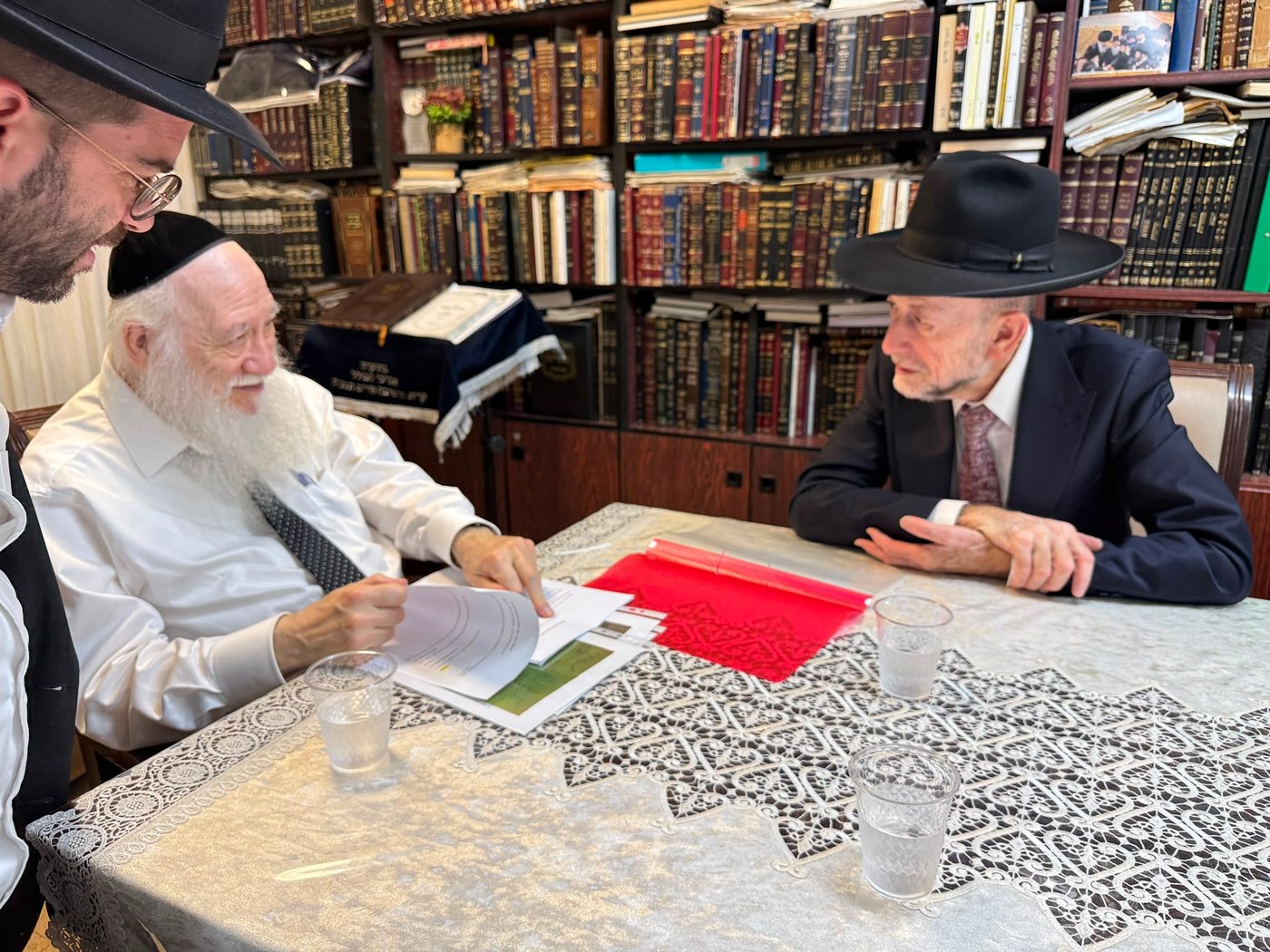 התיעוד מהמפגש של מקלב עם הרב כהנמן