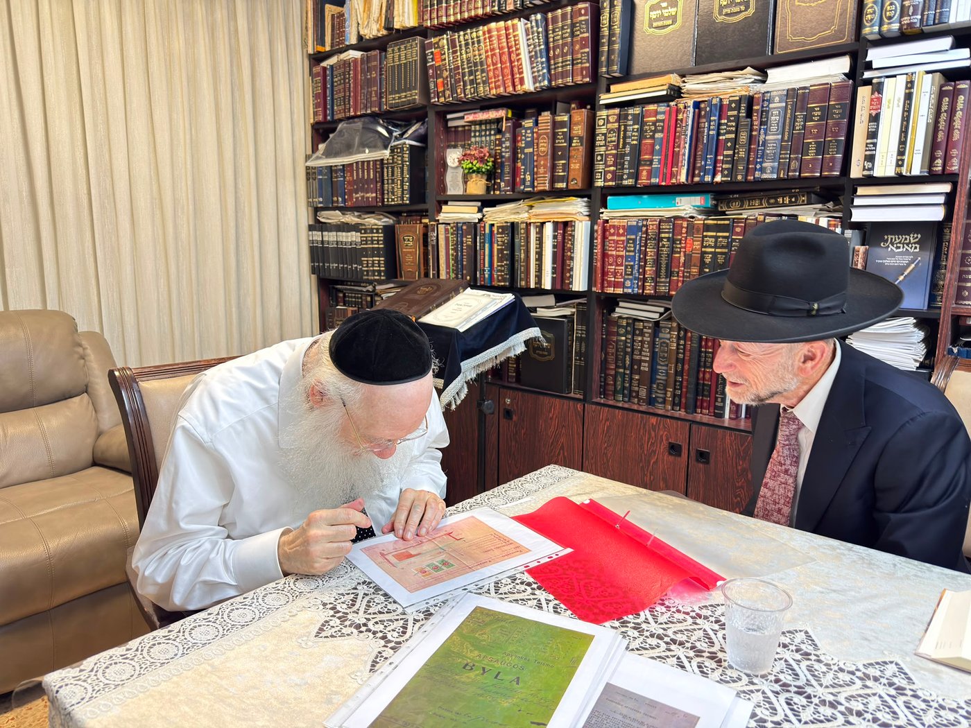 התיעוד מהמפגש של מקלב עם הרב כהנמן