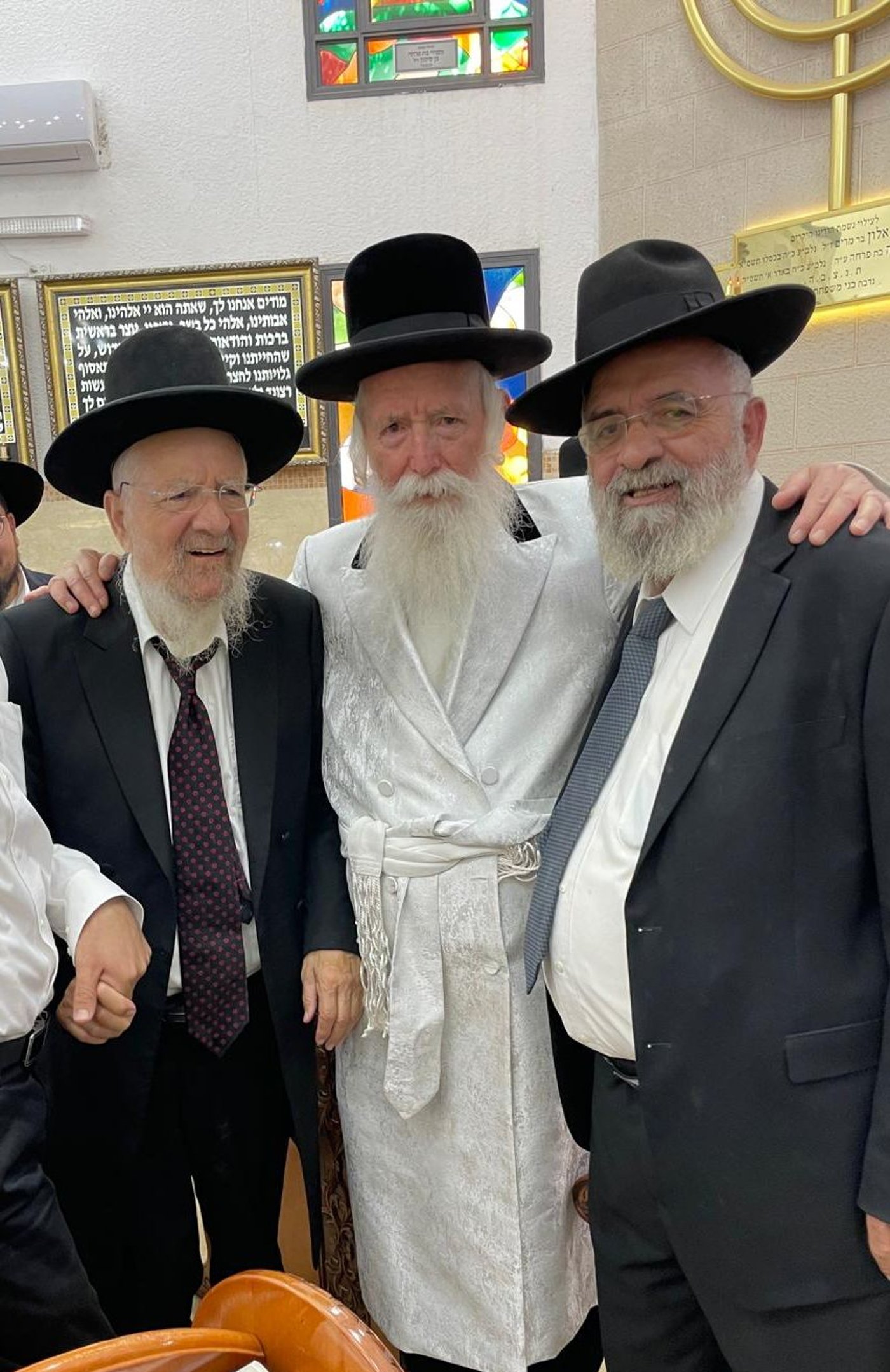 האחים הרבנים זצ"ל עם יבדלחט"א הגרי"ד גרוסמן
