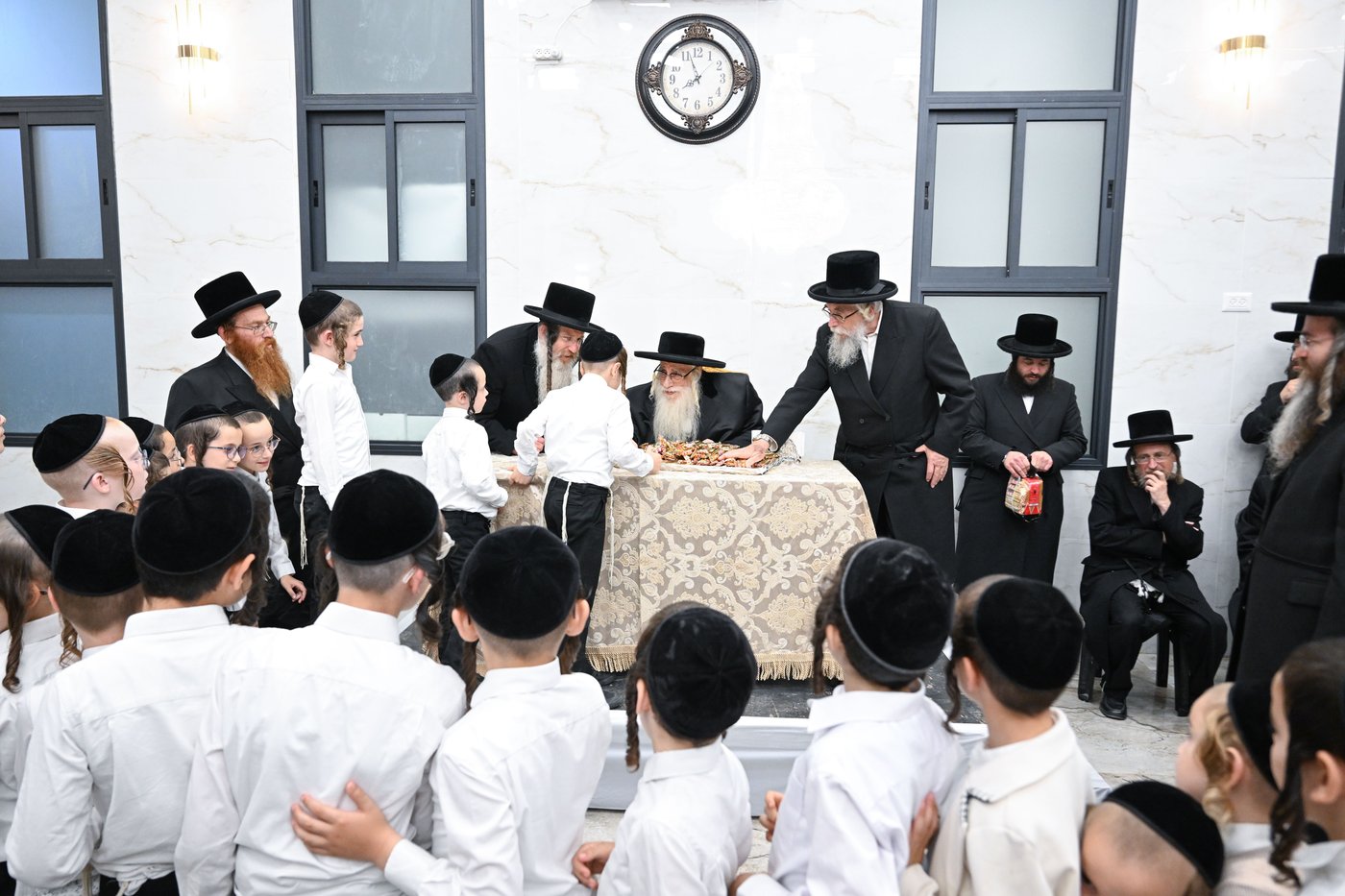 האדמו"ר מצאנז בקבלת קהל בבית שמש