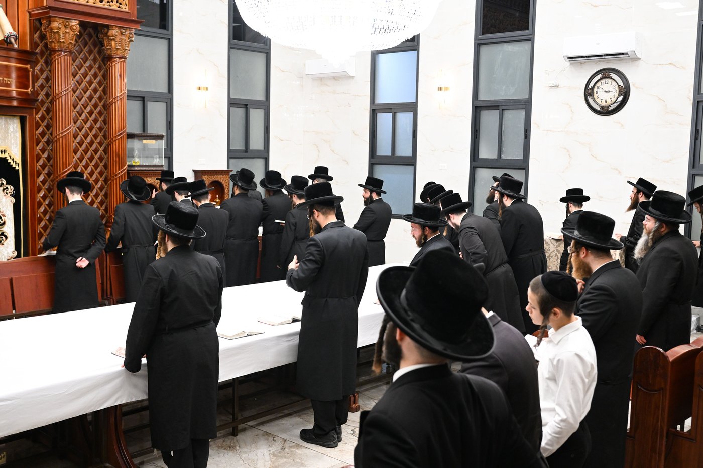 האדמו"ר מצאנז בקבלת קהל בבית שמש
