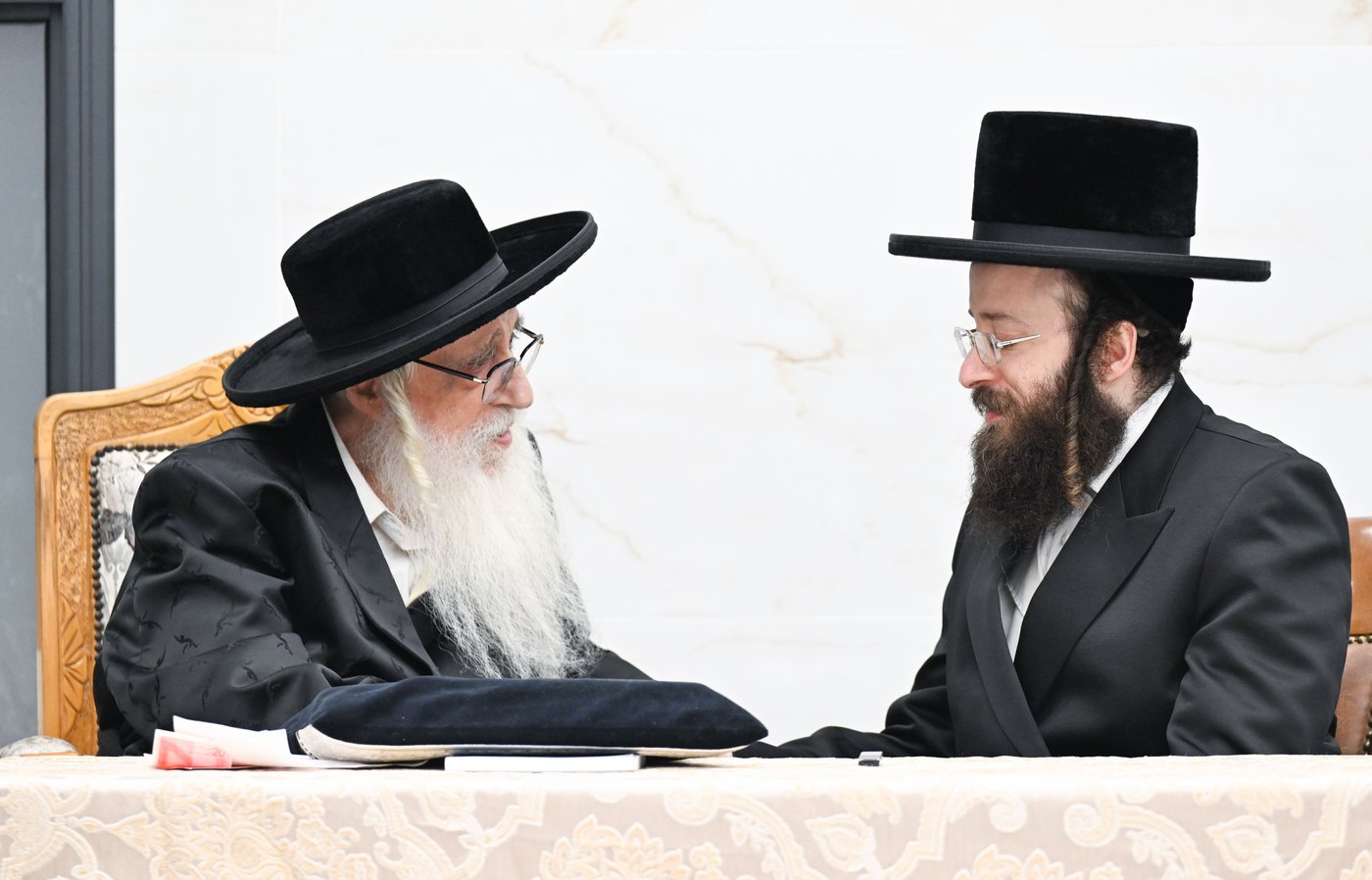 האדמו"ר מקאסוב בביקור אצל האדמו"ר מצאנז בקבלת קהל בבית שמש