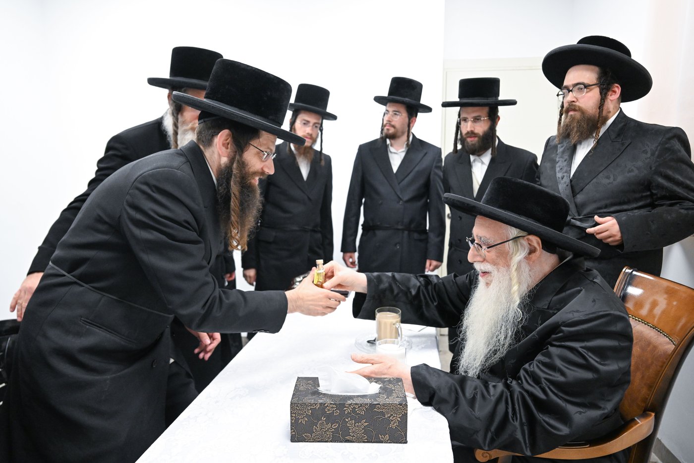 האדמו"ר מצאנז בקבלת קהל בבית שמש