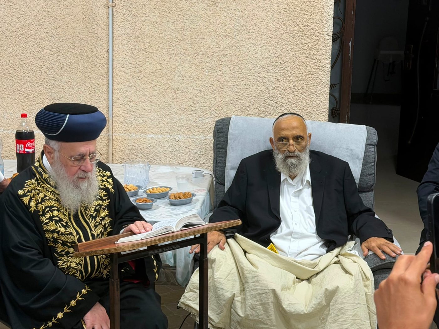 הראשל"צ הגר"י יוסף בביקור חולים אצל המנוח לפני חודשיים