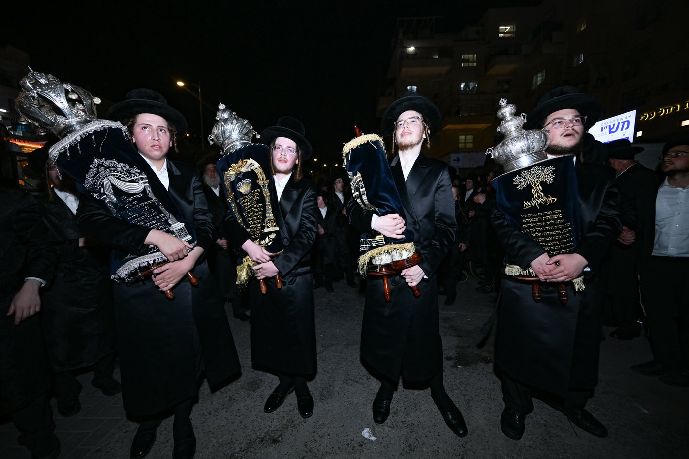 מעמד הכנסת ס"ת בזוועהיל
