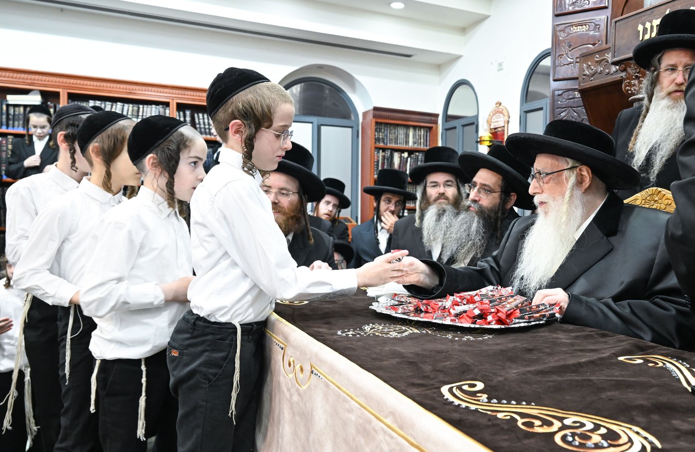 האדמו"ר מצאנז בקבלת קהל בחיפה
