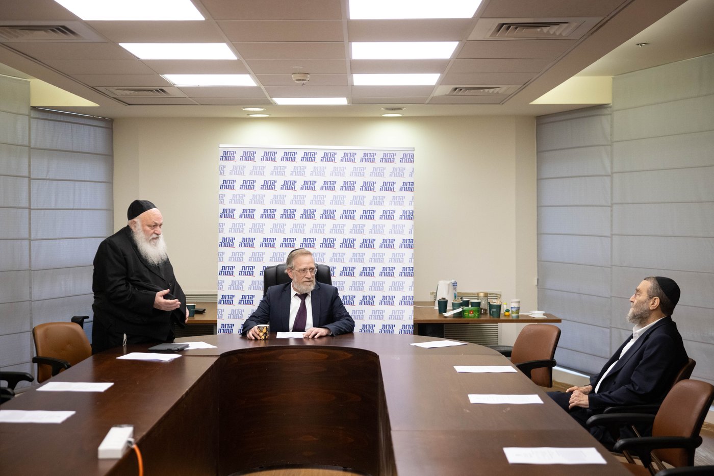 בכירים באגודה: "בוחנים ריצה ללא נציג לחסידות גור"