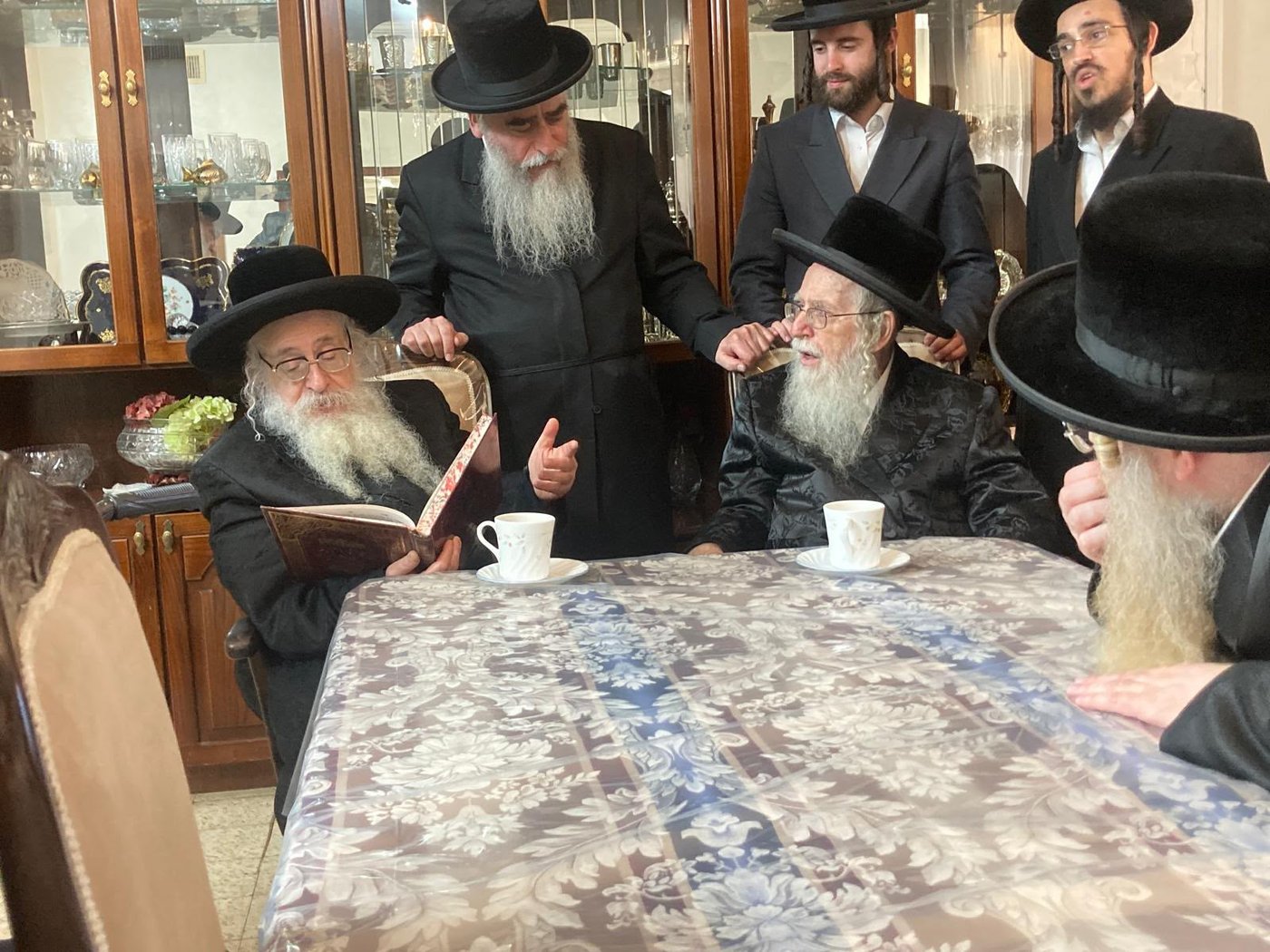 האדמו"ר מצאנז קלויזנבורג בביקור אצל גיסו גאב"ד צאנז ירושלים
