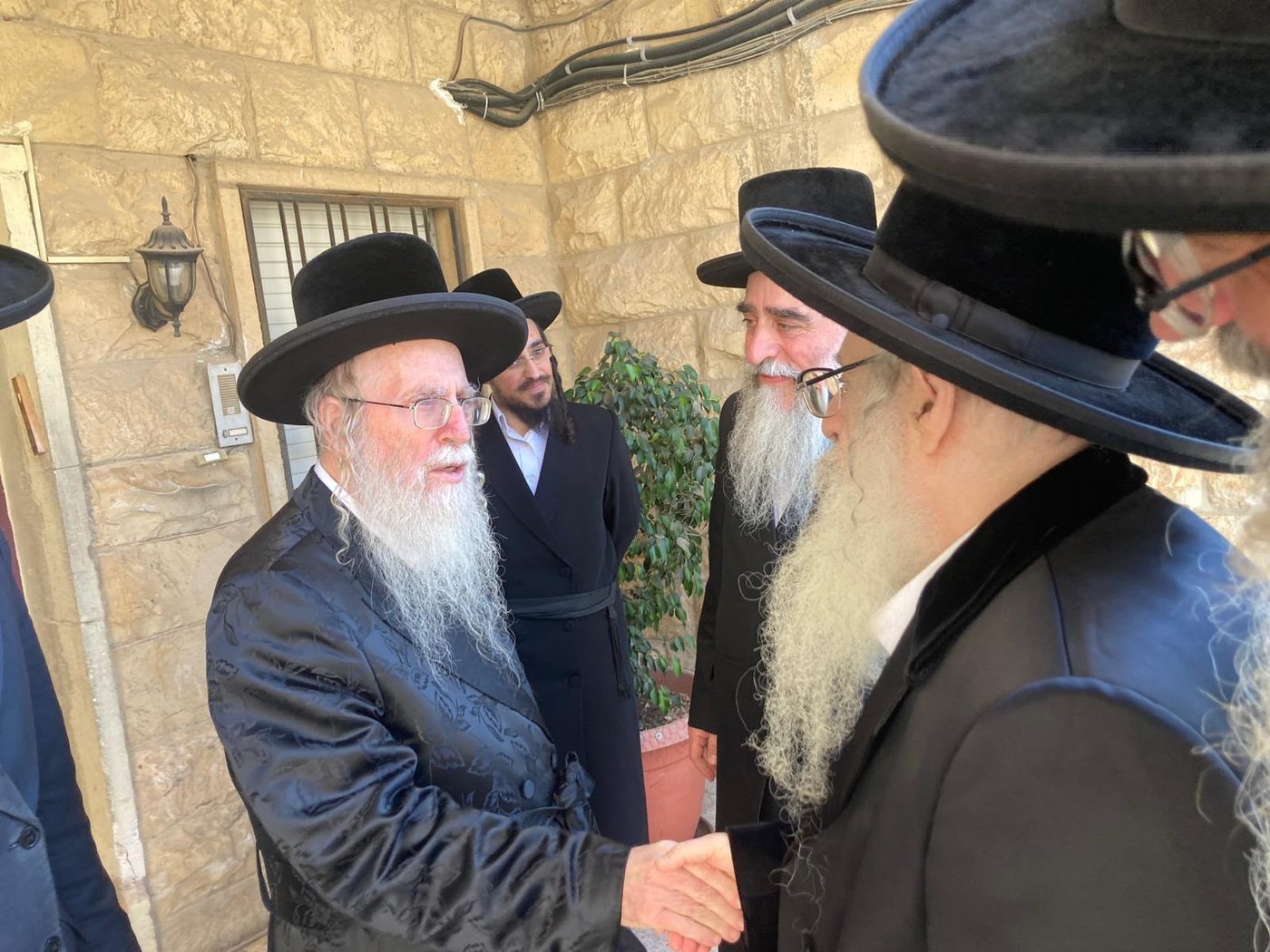 האדמו"ר מצאנז קלויזנבורג בביקור אצל גיסו גאב"ד צאנז ירושלים