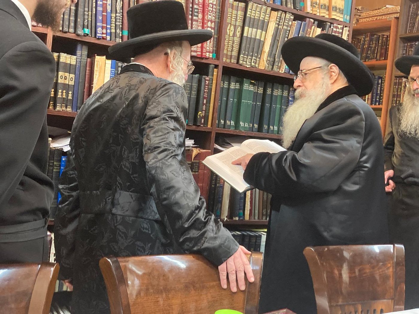 האדמו"ר מצאנז קלויזנבורג בביקור אצל גיסו גאב"ד צאנז ירושלים