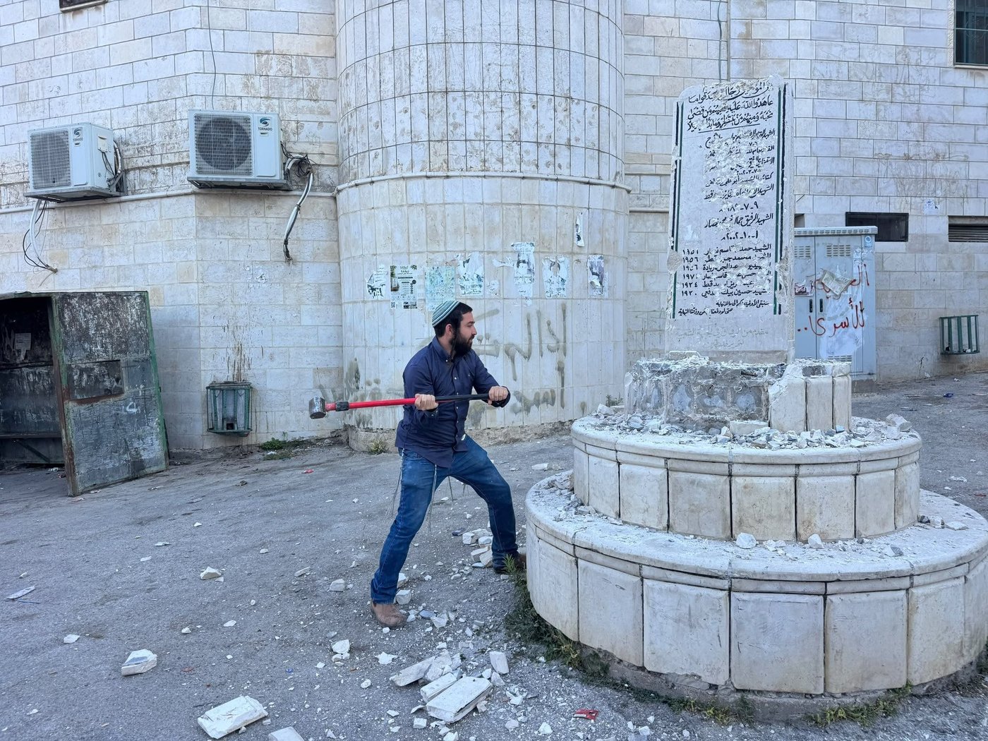 ח"כ צבי סוכות מנפץ את האנדרטה