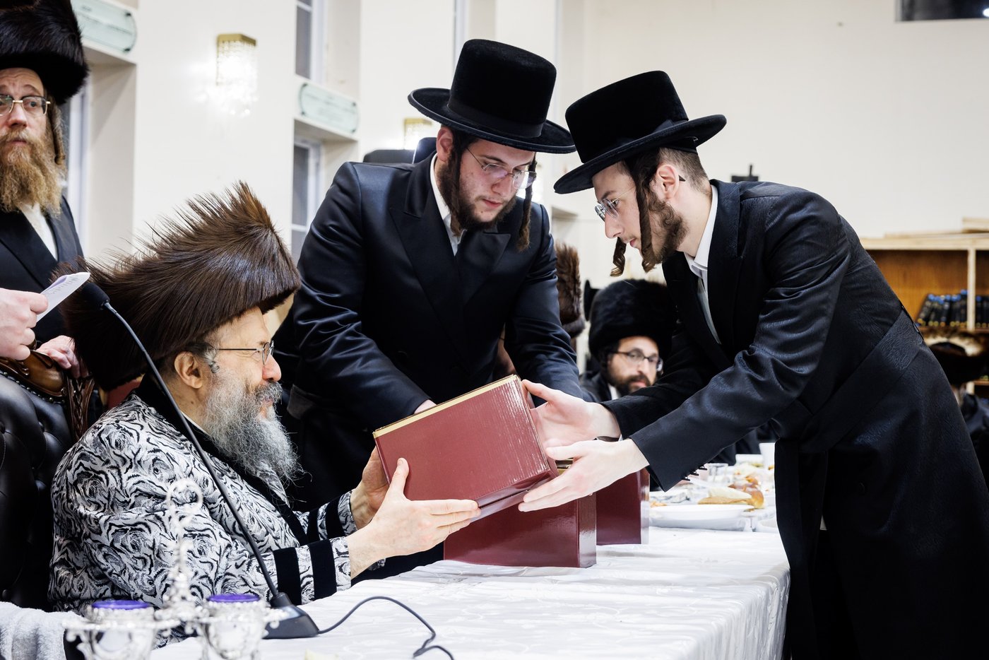 האדמו"ר מבאבוב 45 בביקורים במחנות הקיץ