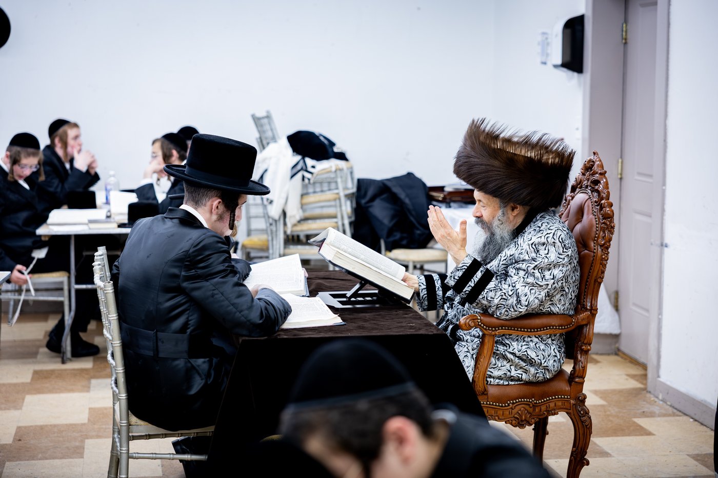 האדמו"ר מבאבוב 45 בביקורים במחנות הקיץ