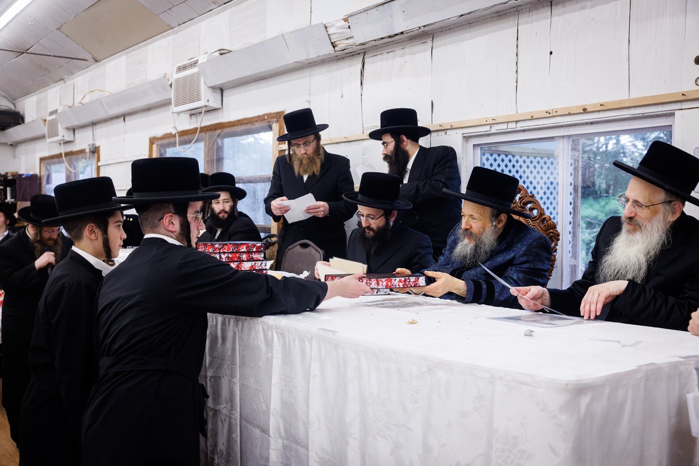 האדמו"ר מבאבוב 45 בביקורים במחנות הקיץ