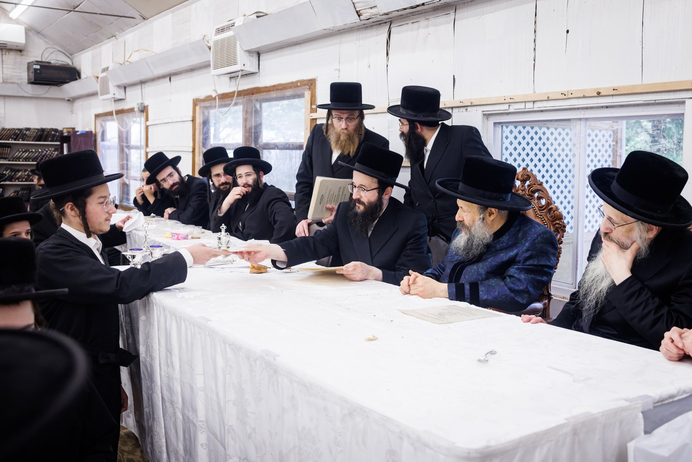 האדמו"ר מבאבוב 45 בביקורים במחנות הקיץ