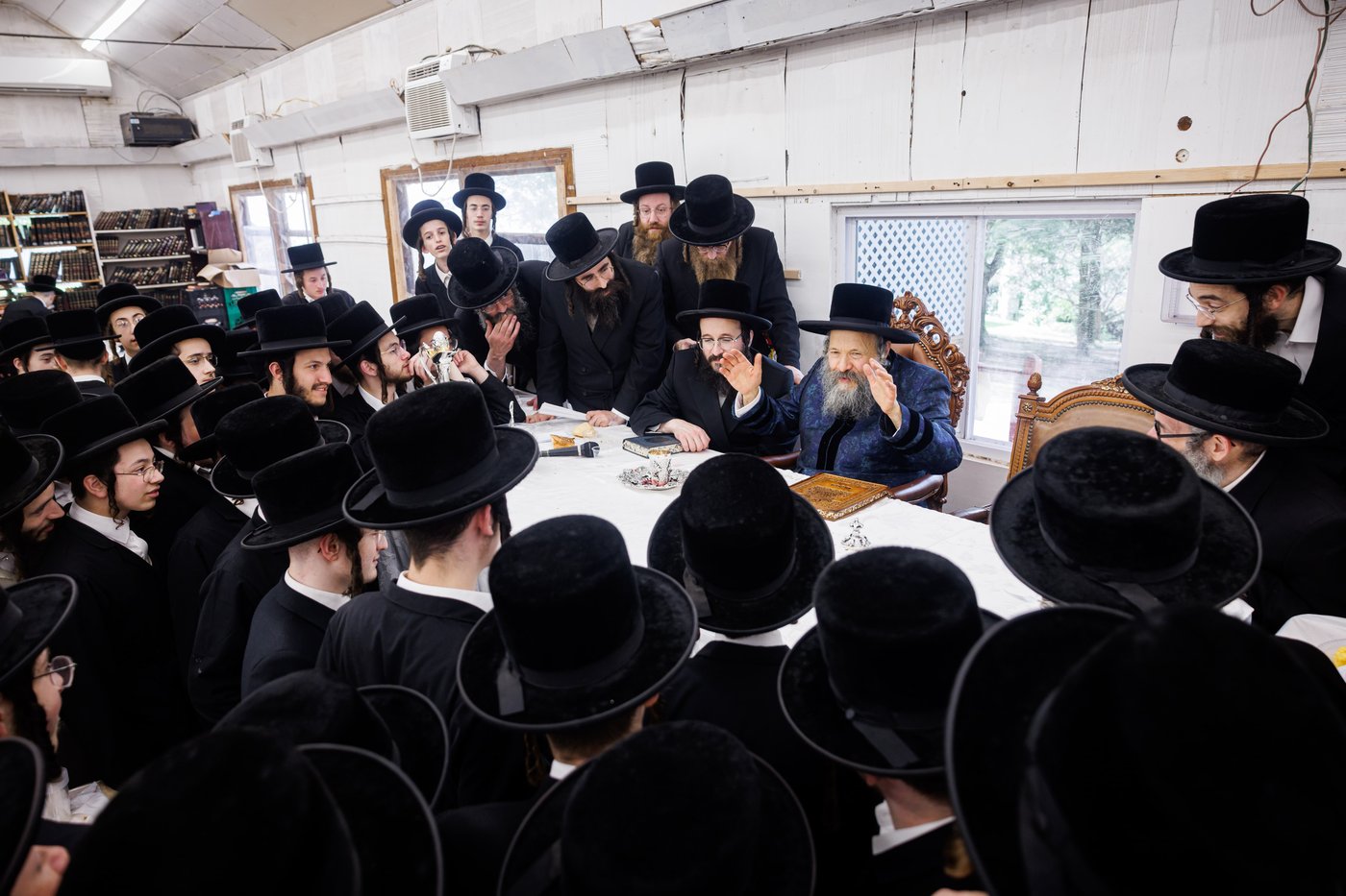 האדמו"ר מבאבוב 45 בביקורים במחנות הקיץ