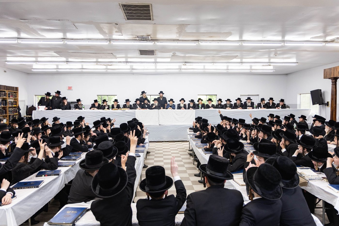 האדמו"ר מבאבוב 45 בביקורים במחנות הקיץ