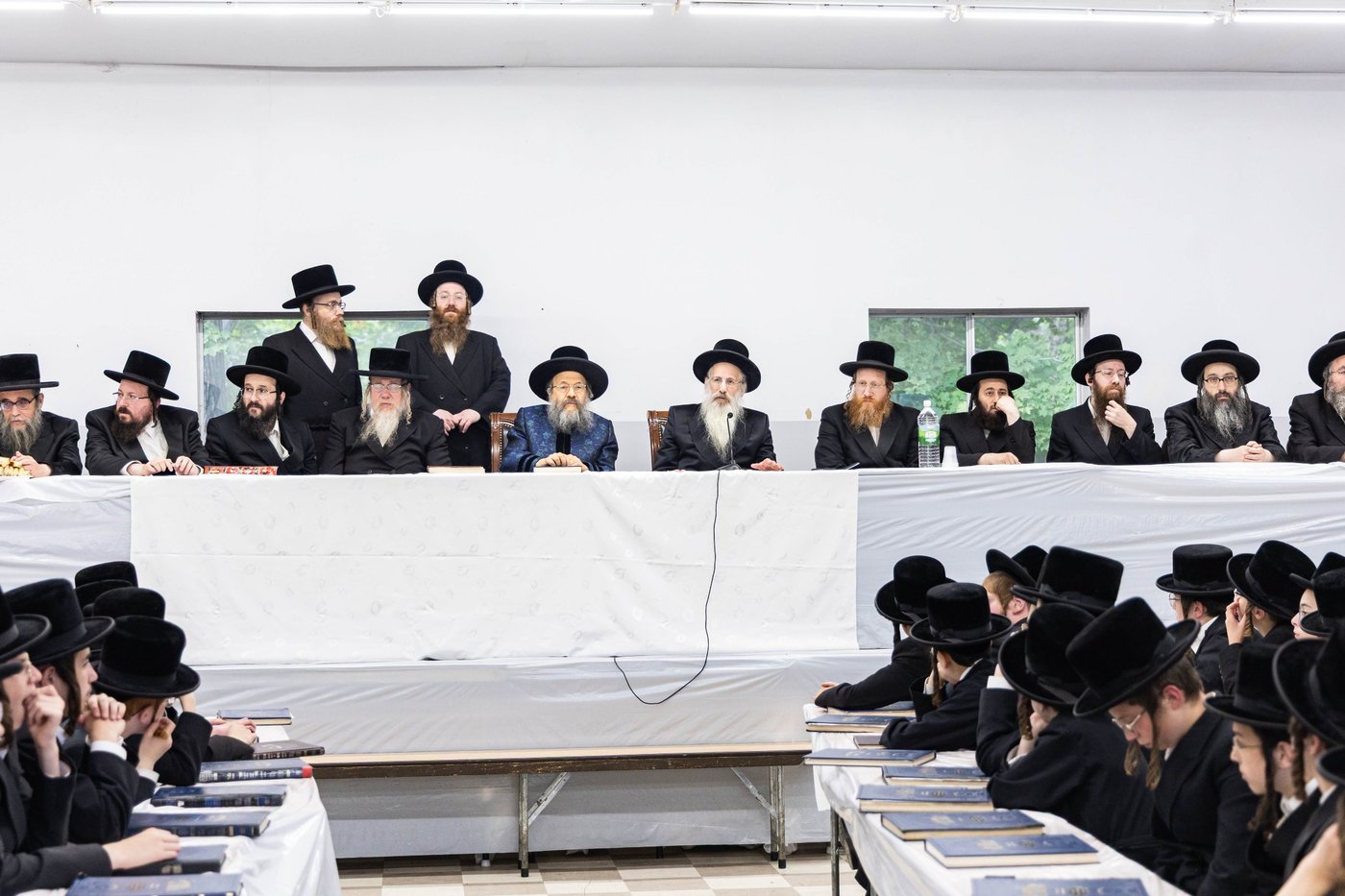 האדמו"ר מבאבוב 45 בביקורים במחנות הקיץ