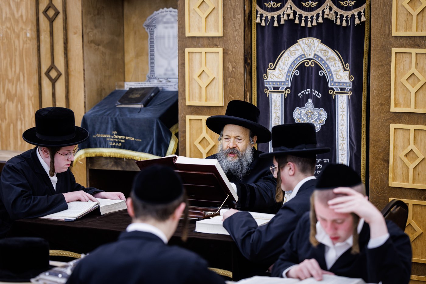 האדמו"ר מבאבוב 45 בביקורים במחנות הקיץ