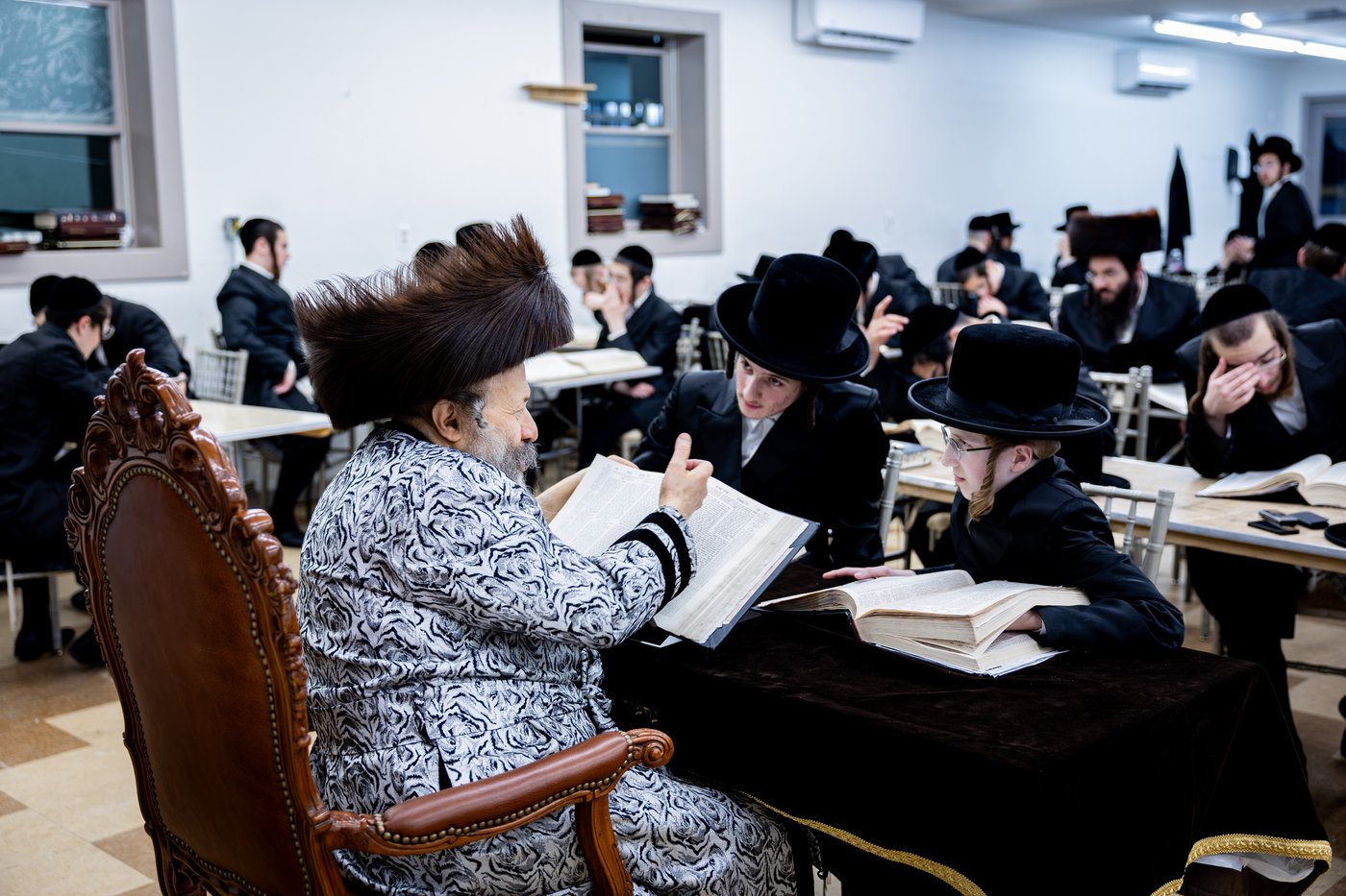 האדמו"ר מבאבוב 45 בביקורים במחנות הקיץ